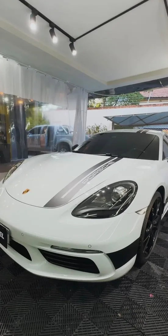 Porsche 718 Cayman branco na Eletric Renacar