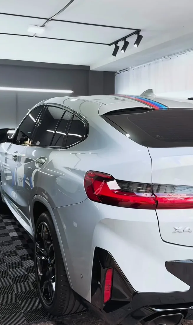 BMW X4 M com faixa M após serviço na Eletric Renacar