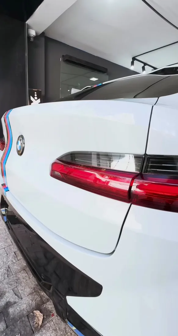 Detalhe da traseira de BMW após polimento na Eletric Renacar