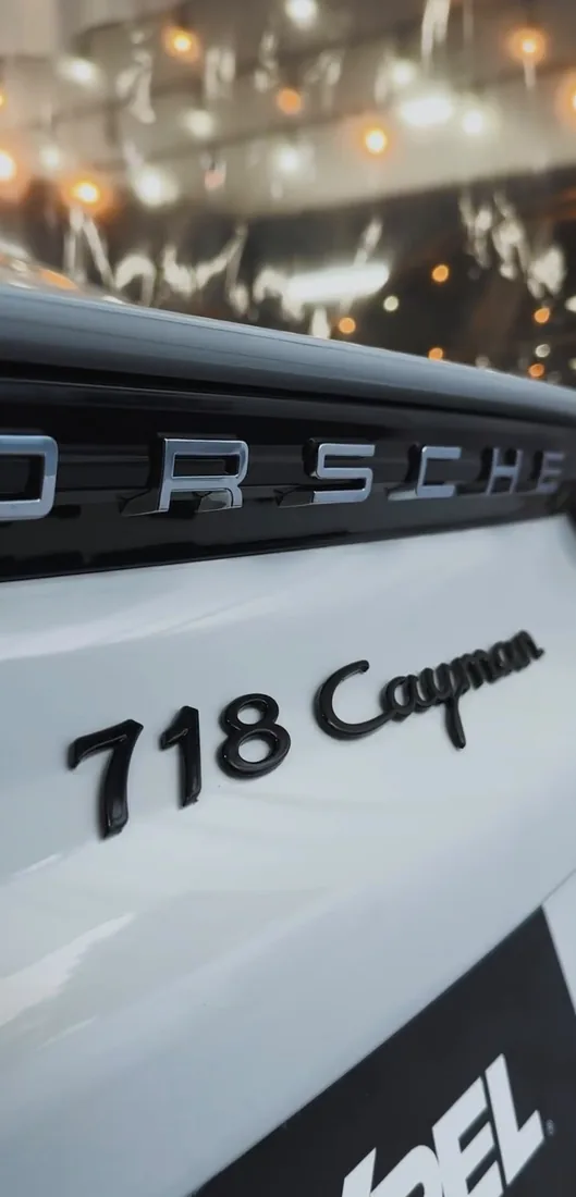 Detalhe do emblema de Porsche 718 Cayman na Eletric Renacar