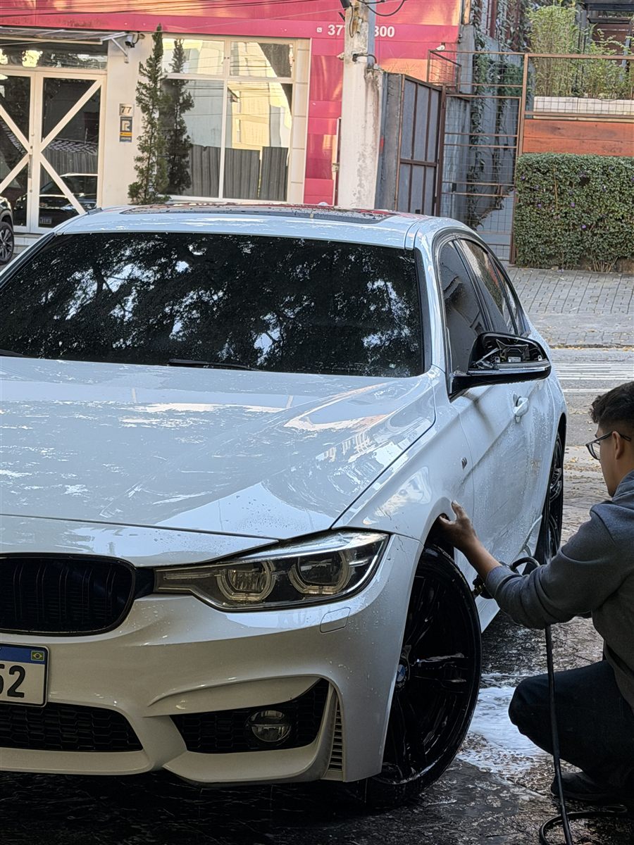 Lavagem detalhada com limpeza das rodas